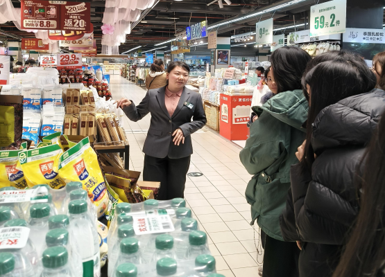 流光溢彩踐學(xué)路，鏈動(dòng)超市啟新程——物流管理專業(yè)2024級(jí)學(xué)生赴北京華聯(lián)超市開(kāi)展認(rèn)知實(shí)習(xí)紀(jì)實(shí)